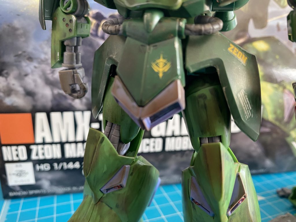 後は、タミヤのウェザリングマスターのサビを使ってウェザリング‼️カド、出っ張った所は強めに、平面部分は軽くポンポンとまぶす感じで仕上げてみました。ウォッシングが効いているのかビンテージ感が出ました(gandam-hand2)