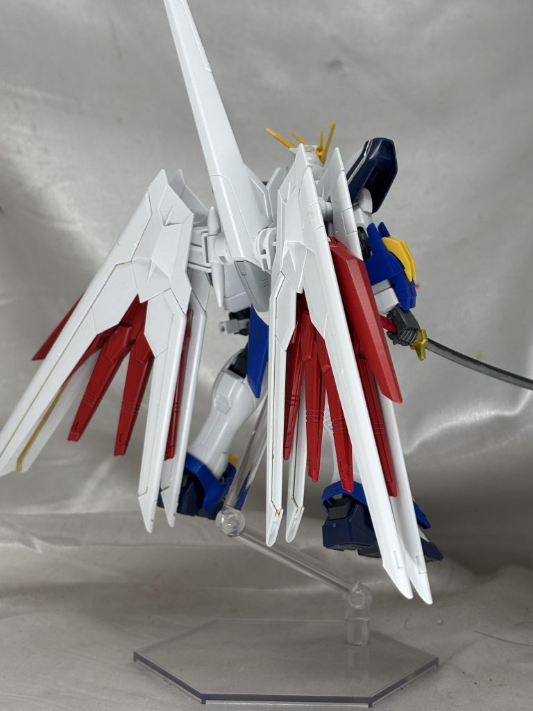 新しいコアランダーは鶴をイメージして白黒赤の、いかにも日本な色彩に。格闘機体にしては派手すぎですが閉所での戦いはあまりないだろうと大型化してのいいのだろうとしました。