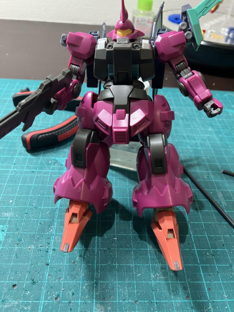 ディランザの足がゴツかったので、スローネの足に変更しました。