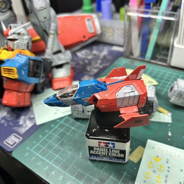 今年はまだまだ寒い日が続き、塗装作業がなかなか進みませんが、余ったデカールでチマチマとデティールアップ。（4枚目）