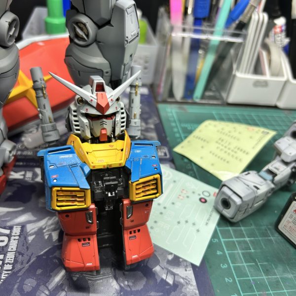 今年はまだまだ寒い日が続き、塗装作業がなかなか進みませんが、余ったデカールでチマチマとデティールアップ。（2枚目）