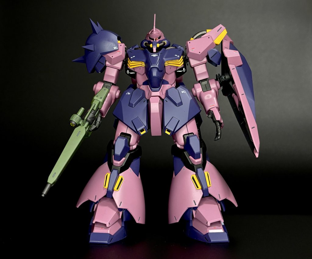 正面から。メインのピンクと紫部分は水性アクリル、関節等のグレー、黒部分はラッカー塗料でそれぞれエアブラシで塗装してます。その他の差し色的な黄色や焼鉄色、ビームライフルなんかは筆で塗り分け。適材適所の使い分けで製作もスムーズになりまひた。