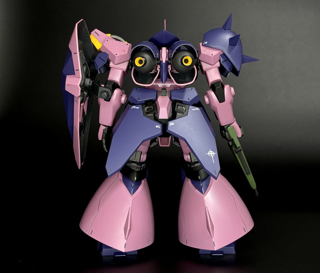 背面。メッサーってザク系MSの最終到達点だと思うんですが、背中のバーニアにドムの系譜も感じます。F02装備はさらに脚のリフティングフレアで一層ドム感増し。連邦のジム系もそうですが、進化の最終型は汎用性のある機体に拡張性を持たせる事で多様なミッションをこなすっていうのが1番合理的なんだろうなーなんて思いました。