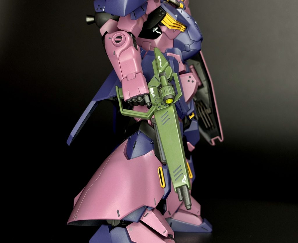 ビームライフル。いつもなら武装類は1番最初に作ってモチベーションを維持するんですが、今回は最後になってしまってやや雑な仕上がりになってしまいました(zaku-kao4)マスキングがめんどくさかったのでこいつは筆塗りしてます。