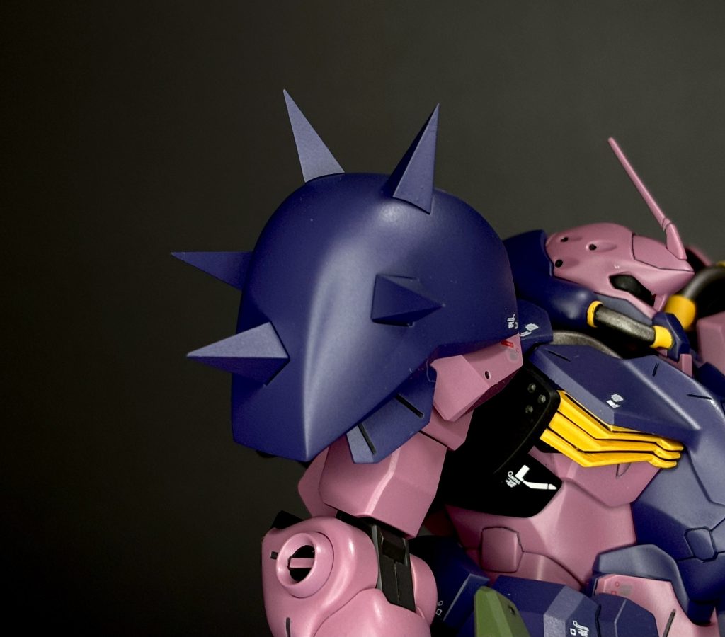 尖らせまくったスパイクアーマー。ランナー端材で延長して削り込みました。指に突き刺さる勢いでとんがってます(gundam-kao10)&nbsp;