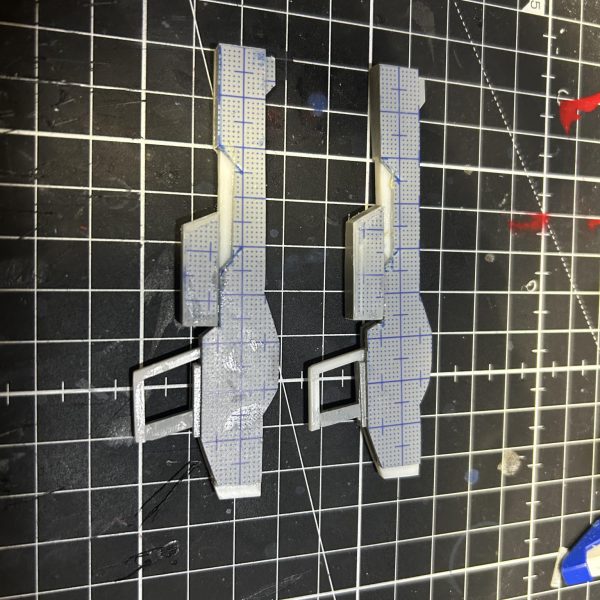 プラ板とプラ棒を使ってレールガンを自作しました。既製品はサイズが大きかったのでHGのサイズに合わせて大きさを調整しました（2枚目）