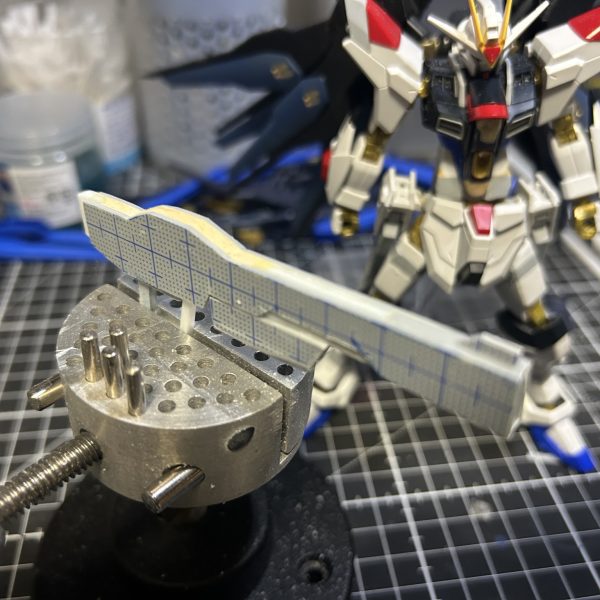 プラ板とプラ棒を使ってレールガンを自作しました。既製品はサイズが大きかったのでHGのサイズに合わせて大きさを調整しました（3枚目）