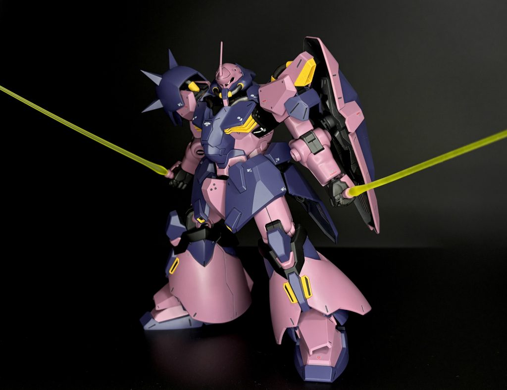 ビームサーベル構えて。ザク系のサーベル二刀流って結構珍しい絵面(zaku-kao3)