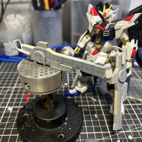 プラ板とプラ棒を使ってレールガンを自作しました。既製品はサイズが大きかったのでHGのサイズに合わせて大きさを調整しました（4枚目）