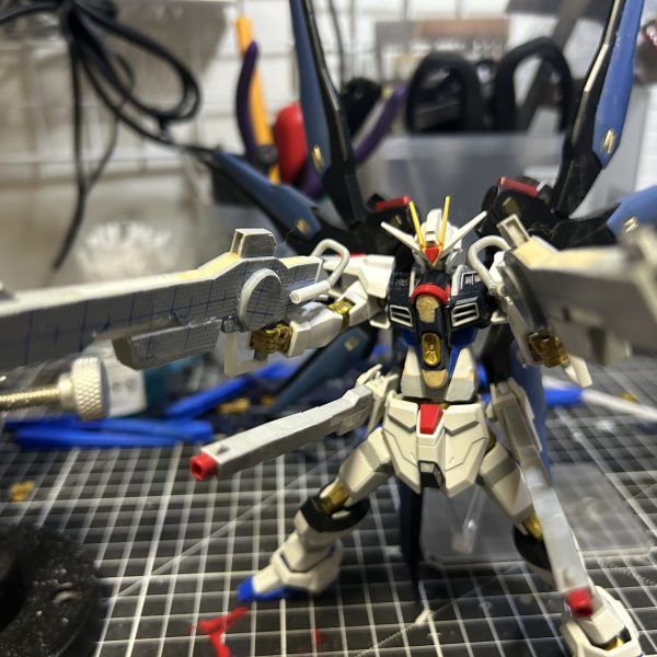 プラ板とプラ棒を使ってレールガンを自作しました。既製品はサイズが大きかったのでHGのサイズに合わせて大きさを調整しました（5枚目）