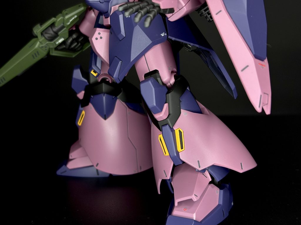 逞しい脚部。リフティングフレアの逆三角形の紫部分がパーツ分けされていないので、マスキング頑張りました。