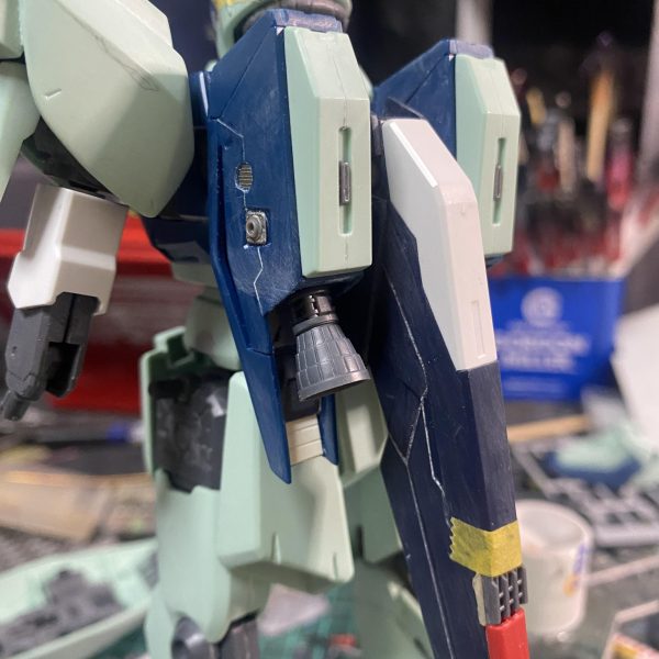 子供がインフルにかかったりして進行亀です…胴体もバックパックもほぼ旧キットと同じなのであっさりしています。胴体の改修・首を2mm程延長・胸にプラ板を貼って形状変更・胸ダクトをバウの幅詰めしたものに変更し中に筋彫り入りプラ板を入れました・襟の中が寂しかったのでディテールを追加、他の箇所も色々ディテール追加バックパック・バーニアをWAVEに変更・バーニアの下部分にエバーグリーンのプラ板等でディテールアップ・スタビライザーをZガンダムver.2.0から拝借しました。そのままだとBWSに干渉するので接続位置を下にずらしました・横につくスラスターはOボルトに変更しそれっぽくエッチングパーツでディテールアップしました先は長いですがZガンダムのパーツをうまいこと使って見たいと思います。（2枚目）