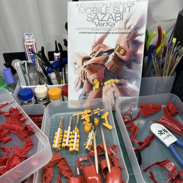 ようやく手をつけ始める事になりました、サザビー結構「積みプラ」してしまってましたが、全塗装してνガンダムと飾りたいと思います^_^（2枚目）