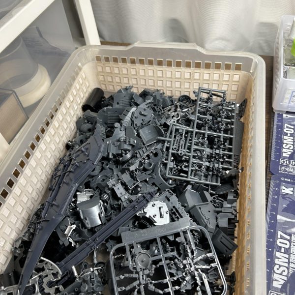 ようやく手をつけ始める事になりました、サザビー結構「積みプラ」してしまってましたが、全塗装してνガンダムと飾りたいと思います^_^（3枚目）