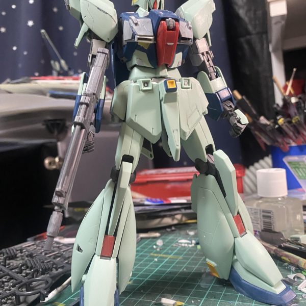 やっと上半身の改修が終わりました。肩:筋彫りと市販パーツでディテールアップしました。腕:関節と二の腕をMGZガンダムver.2.0に変更しました。そのままだと二の腕が細いのでプラ板で幅まししました。筋彫りの追加も行っています。腰:腕が長くなったので腰を延長しました。これでバランスが取れるはず。これにより太ももの延長と幅増しが加工が確定しました。だいぶスタイルが良くなったと思います。（2枚目）