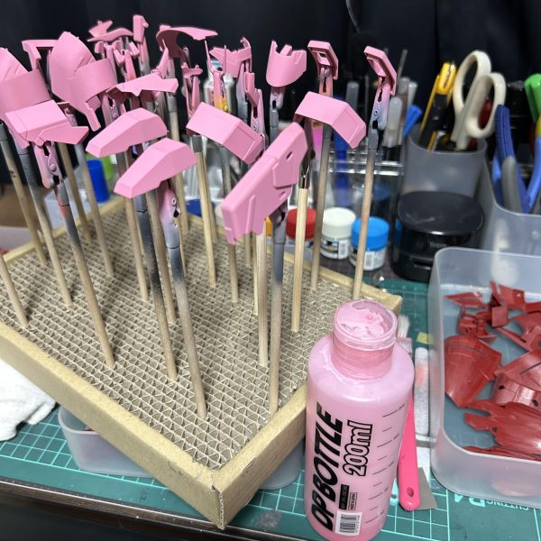 ようやく手をつけ始める事になりました、サザビー結構「積みプラ」してしまってましたが、全塗装してνガンダムと飾りたいと思います（2枚目）