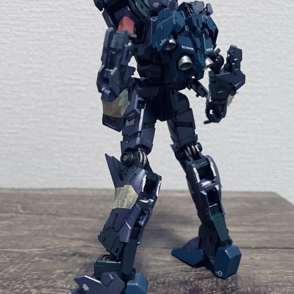 ここに投稿されている皆様に感化されこの組み直したユニコーンのこのシルエットで何かつくれないか思案中。（3枚目）