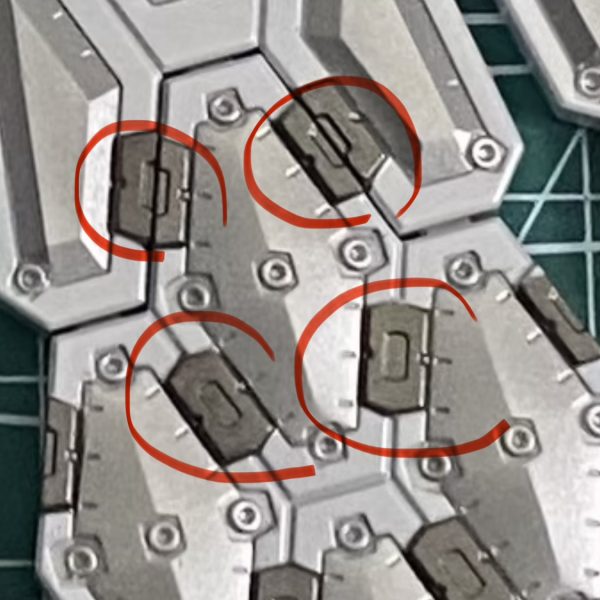 万博の翼。塗り分けできた、クリアまで吹いて、スミ入れまでした…投げ出しそうになったけど頑張りました💪後で拭き取ろう…デカール探しに行こうかな、赤色で小さなアクセントくらいでいいかな…🤔なんか繋ぎ目っぽいところ(画像赤丸)に緑センサー的なアクセントあっても良いんかなって思ったけど、青竹色でチップ作るのだるいから、手頃なものないかな…🤔(30mmのマテリアルシールってちょっと厚みあるのよね…ハセガワのフェニッシングペーパー？かな？？)…ところで作業台が汚いなwww（4枚目）