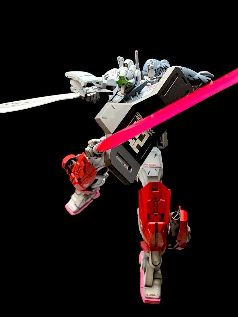 武装の追加は大型のククリナイフと左腕に装備された大型シールド。その他の武装は通常のゲルググ(GQ)と同様である。