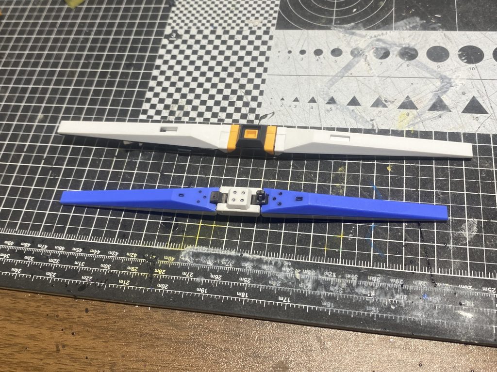 フィンファンネルは最初HG Hi-νガンダムの物を使おうと思ったんですがHG νガンダムと比較した結果、後者にしましたこれで作業工程増えちゃったけどw