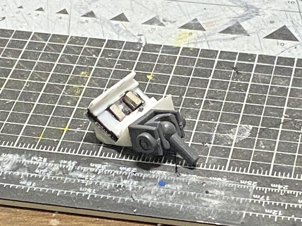 メガバズーカランチャーの支点部分フィンファンネル装備させると後部のスペースが無い、でもランチャー長いから重心は前になってしまうそんな葛藤からこのパーツ作るのに随分時間かかった記憶がありますw