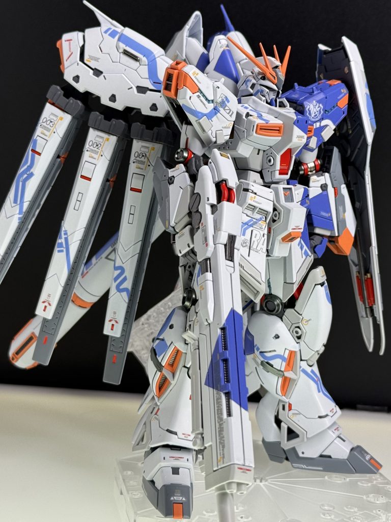 右から見るとホワイトにラインパターンメイン。左右で印象が変わる面白いカラーパターンです。これを最初に思いついた方は本当にすごい。どうやって思いついたのか。