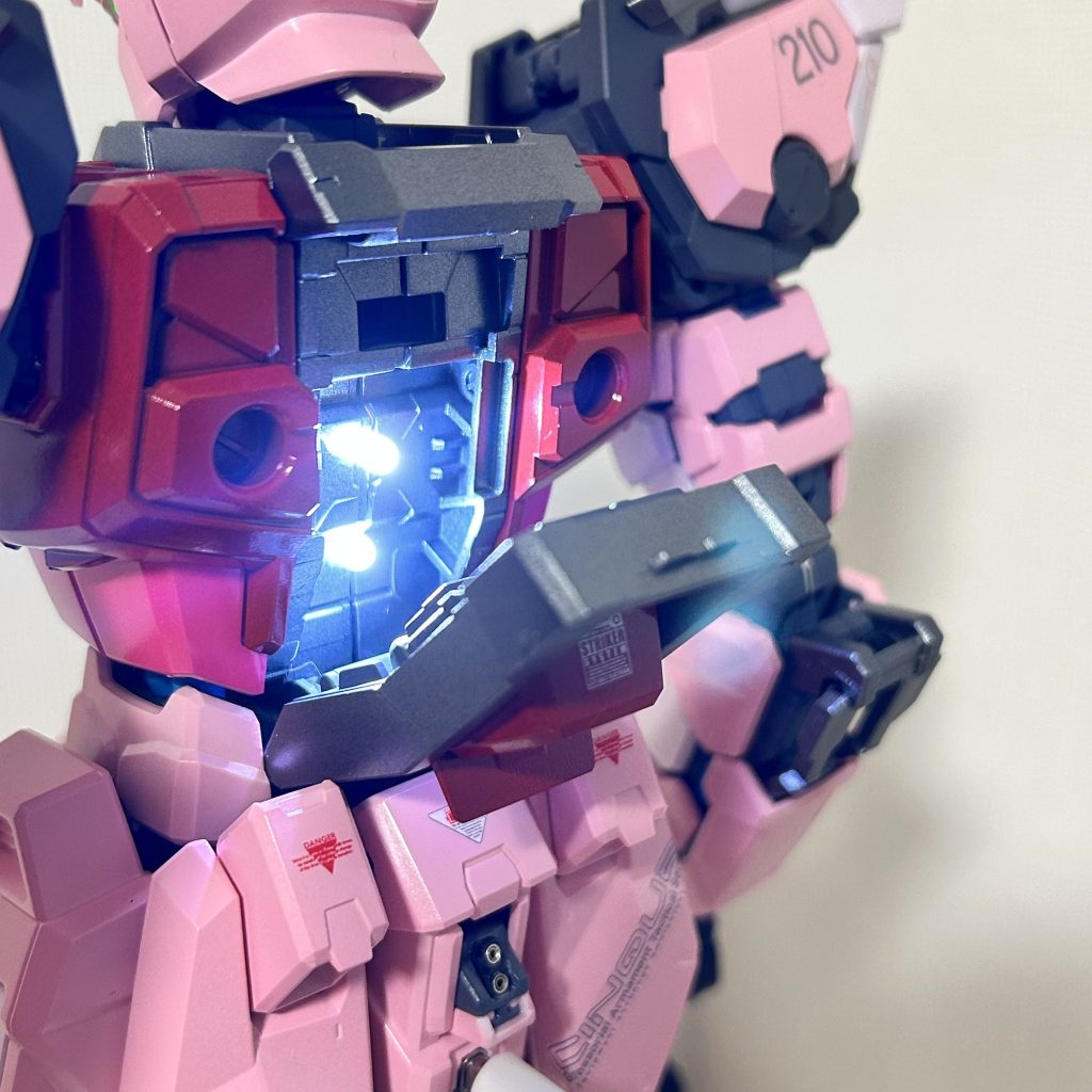 内部はこんな感じ！砲弾LEDを内側に埋め込んでハッチを閉めたら程良く照らしてくれますw後はエールストライカーとスカイグラスパーですねwもうすでにお腹いっぱいですが…急がず焦らず作っていきますw