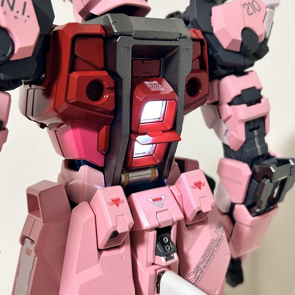 今回の見せ場はここですね！スラスター部をくり抜いてUVレジンで作り直しました！白色のUVレジンを使ったのでいい感に光ります。