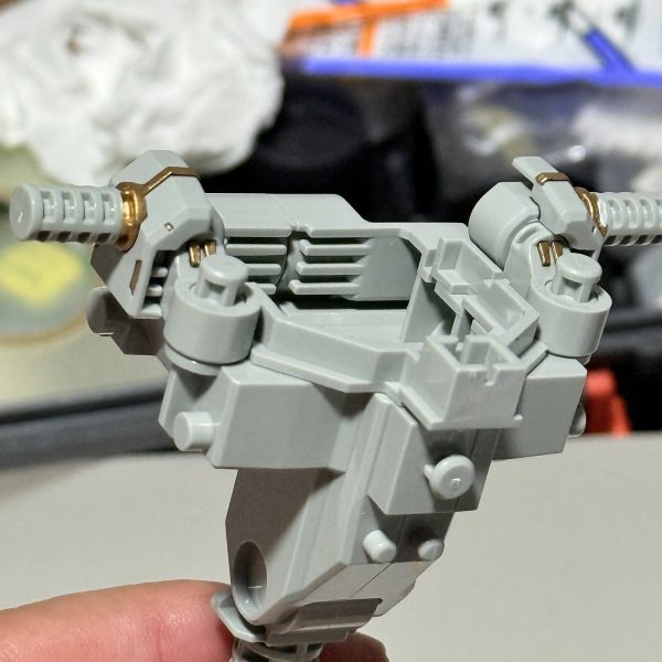 デストロイの胸部製作です🛠️フレーム部分も一部色分けしてます🎨ただフレーム部分はABSパーツなので可動時の負担を考えて水性アクリジョンペースホワイトで下地塗りしてます😎その次に首元に移ります🗓️頭部を付けるとほとんど見えなくなる箇所ですが職人気質なのでしっかり塗り分けを＿φ(･ω･๑ )♪（2枚目）