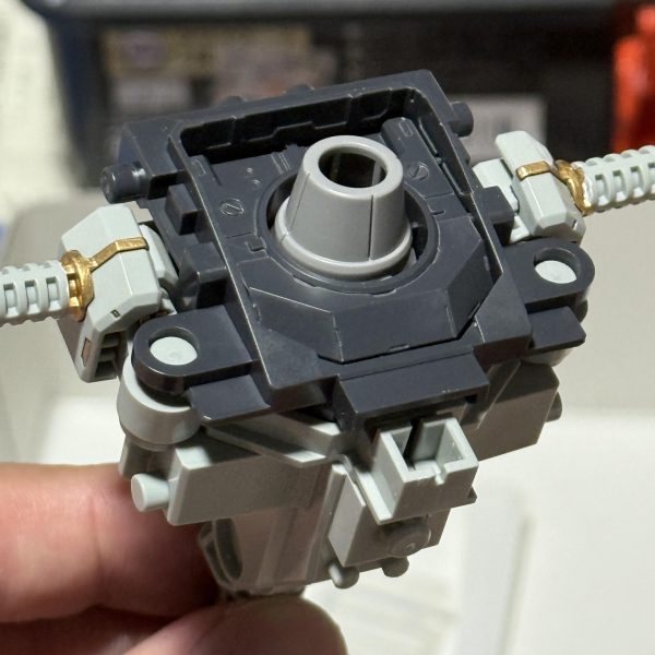 デストロイの胸部製作です🛠️フレーム部分も一部色分けしてます🎨ただフレーム部分はABSパーツなので可動時の負担を考えて水性アクリジョンペースホワイトで下地塗りしてます😎その次に首元に移ります🗓️頭部を付けるとほとんど見えなくなる箇所ですが職人気質なのでしっかり塗り分けを＿φ(･ω･๑ )♪（3枚目）