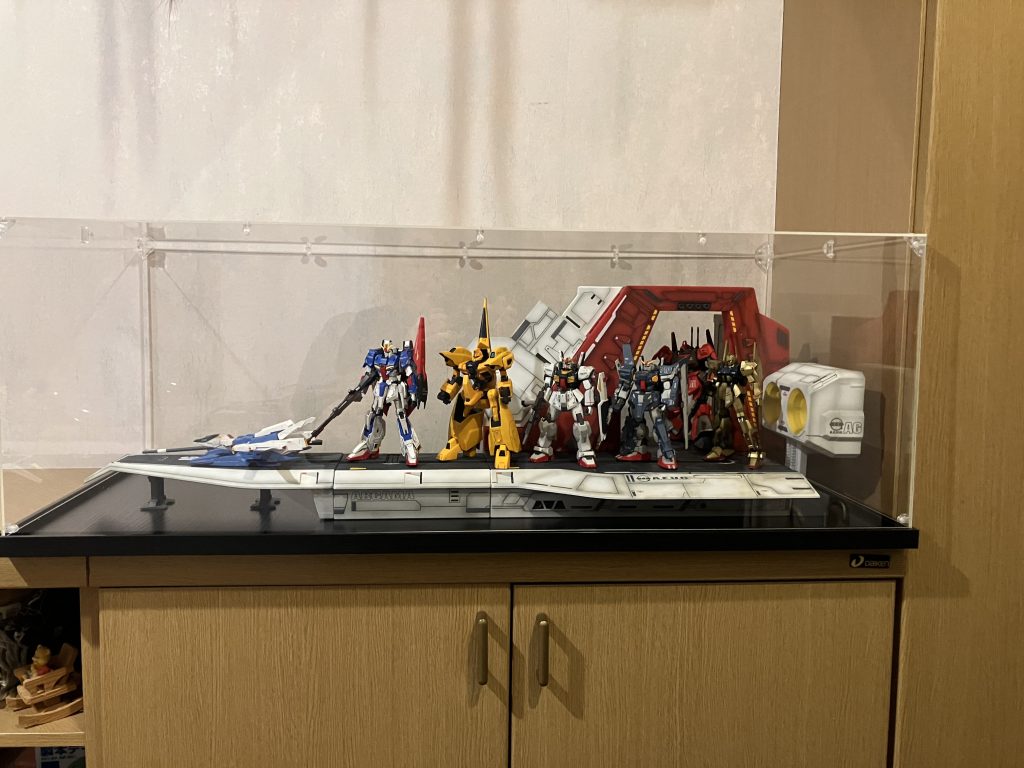 作品名：アーガマカタパルトデッキ用アクリルケース購入<p>amazonでオーダーメイド注文。400×W900×H300ｍｍ　送料込みで9,000円くらいでした。ミスでセットピン用の穴が1枚空いてなかったトラブルはありましたが、（自分で空けました）なんとか設置。スペースがなかった [&hellip;]</p>
