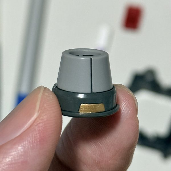 デストロイの胸部製作です🛠️フレーム部分も一部色分けしてます🎨ただフレーム部分はABSパーツなので可動時の負担を考えて水性アクリジョンペースホワイトで下地塗りしてます😎その次に首元に移ります🗓️頭部を付けるとほとんど見えなくなる箇所ですが職人気質なのでしっかり塗り分けを＿φ(･ω･๑ )♪（4枚目）