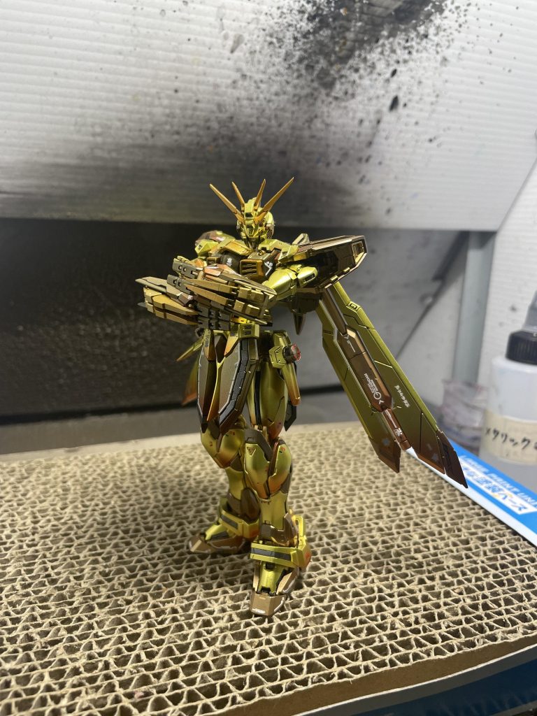 腕組みポーズゴッドガンダムといえばこのポーズ。可動域すごいです。やはりブルーゴールドがくすんでみえるので吹き方が悪かったですかね。