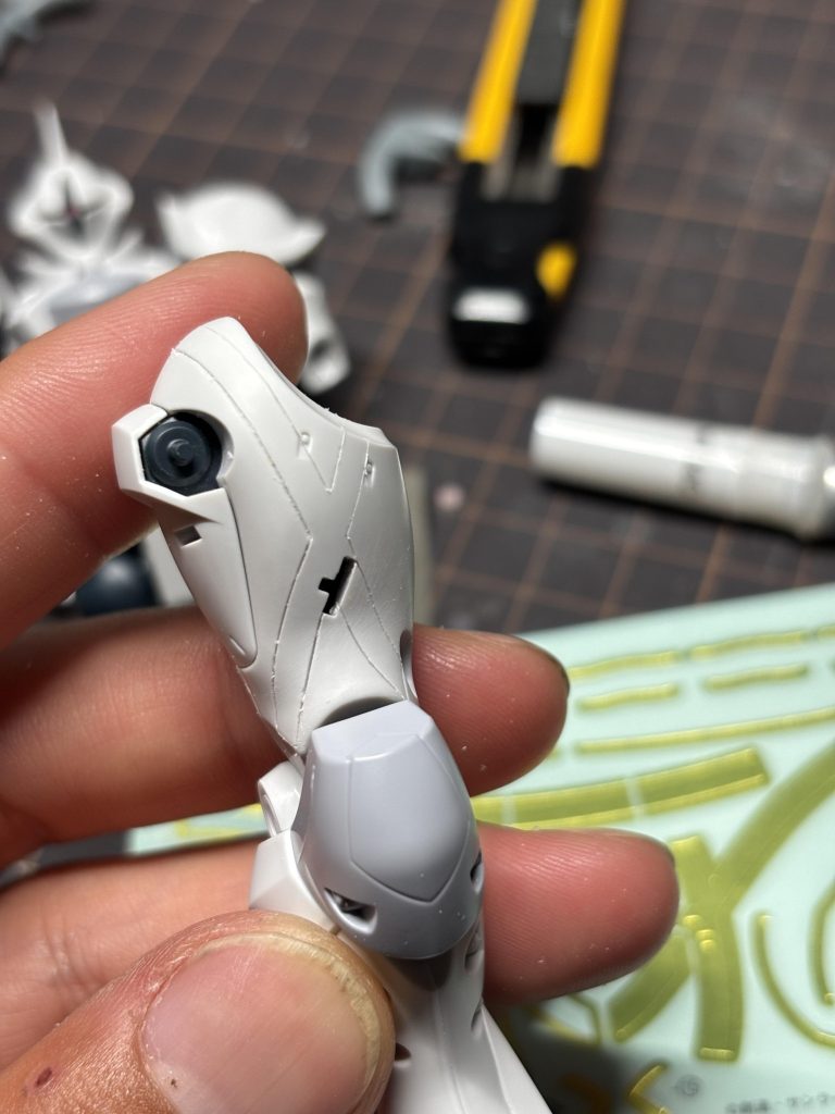 付属のシールをガイドにスジボリ。曲面&曲線なので、ぶれることぶれること...塗装するまで、コレでよかったのか？と悩まされました。