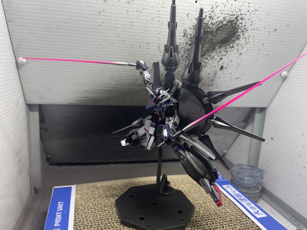 ビームサーベル構え逆手持ちお気に入りです。新規キットにはSEEDアクションシステム標準装備にして欲しいぐらいポージング捗りますね