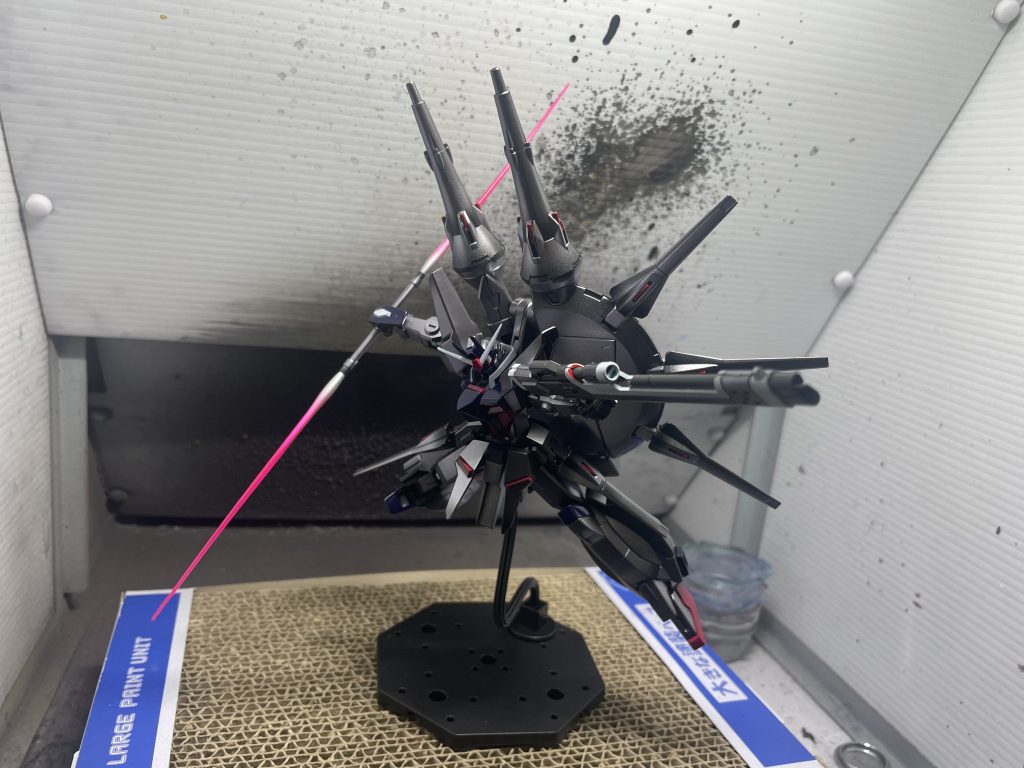 ビームライフルとビームサーベル構えビームライフルの塗り分け結構上手くできました。レッドはエナメル、ブルーはシールにしました。