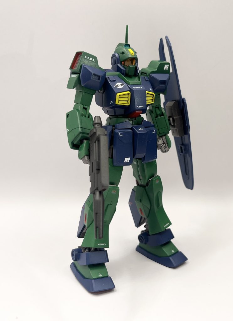 肩のダクト？の塗装が一番めんどくさかったです。黒→マスキングして赤→粘土マスキングで緑という順で塗装しました。