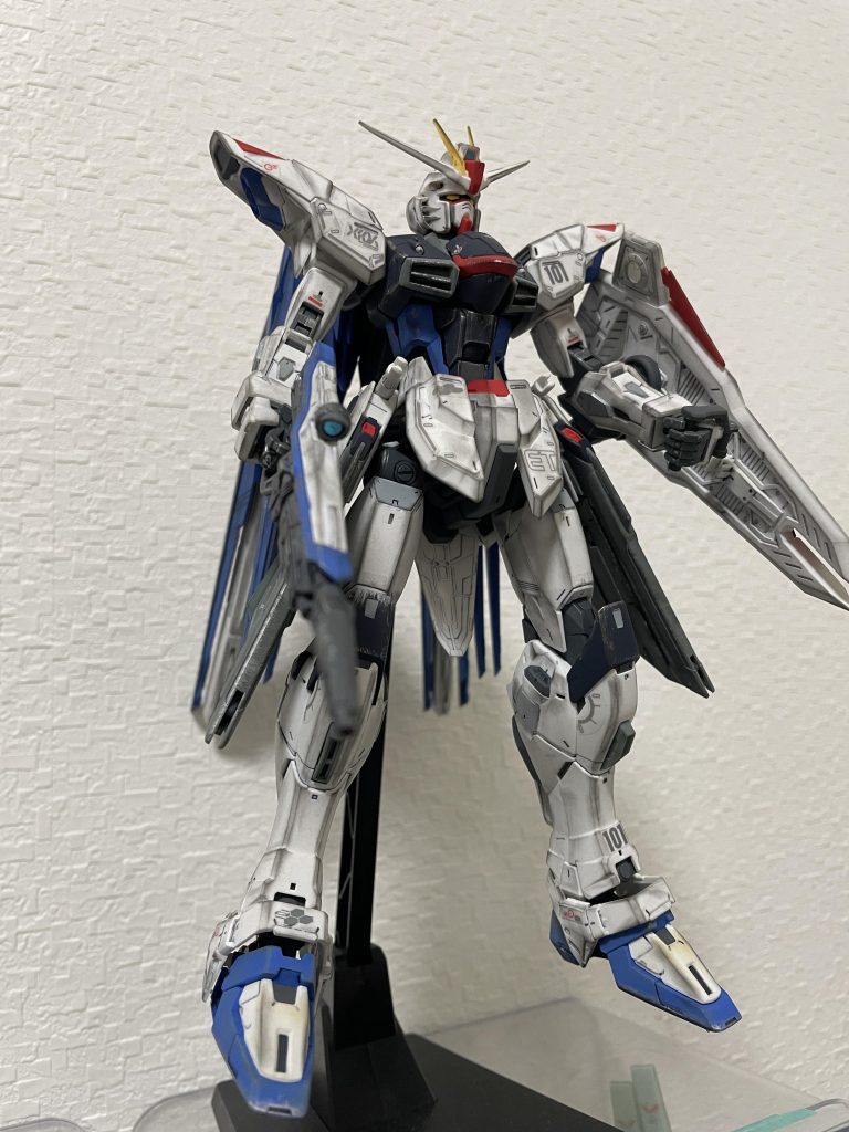 腕や脚などにグレーっぽい色で部分塗装し、情報量を追加してみました。