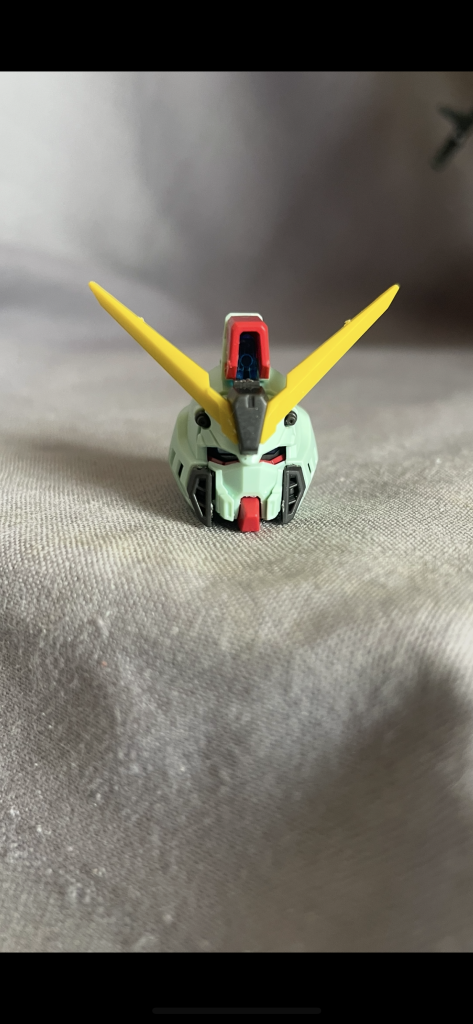 改修ですが、まず顔。ほっぺのダクト？のデザインのせいか、おたふく顔というか、のぺっとした印象を受けたので、ここから手をつけました。