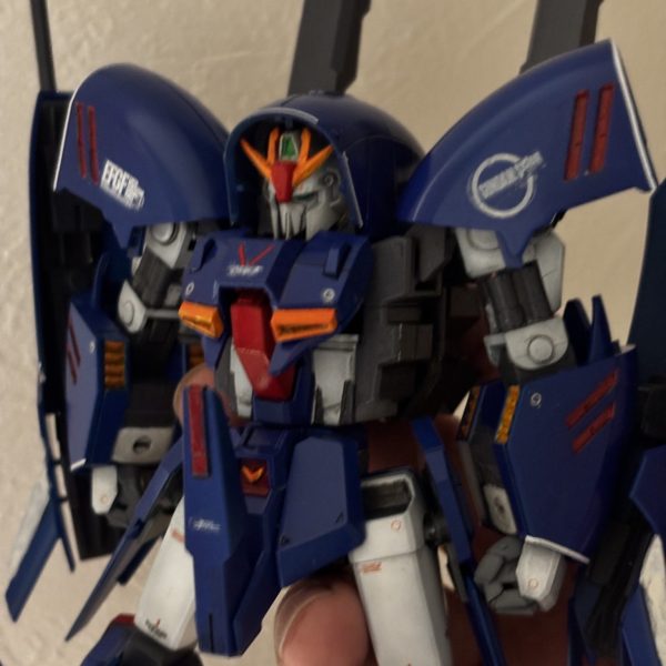 毎年冬になると体調良くないのですが、何と今年二度目のダウンです😓少し回復してきたので気晴らしに作業再開です。塗装はリタッチ多く、だいぶムラがあります。最後はつや消しで誤魔化します😅デカール貼りました。144に合うデカールって・・・手元にほとんどありませんでした💦バウンドドックの時は機体が大きいのでMG用が普通に使えたのですが、オーバースケールにならないようちょこちょこ貼りました⭐️もうすぐ完成です。&nbsp;