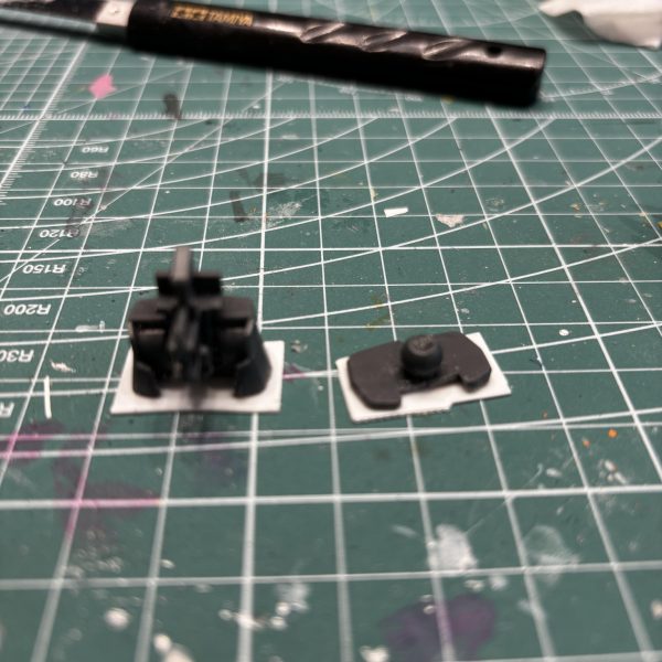 胴体延長工作完了‼️足太もも延長工作完了‼️家族が起きてきたので今日の作業完了‼️次は首と腕かな。腕は肩を上げ気味にセットしたいのと、胴、足分延長必要なので上腕と、下腕と手首の間で延長を検討中です。今朝、うっすら雪が積もりました。雪国にお住まいの方からすると「何を今更言ってるねん」だと思うのですが、子供達は大喜びです。2歳になる娘は初めての雪で、上の二人は顕微鏡で雪の結晶探しをして楽しんでいます😊&nbsp;（2枚目）