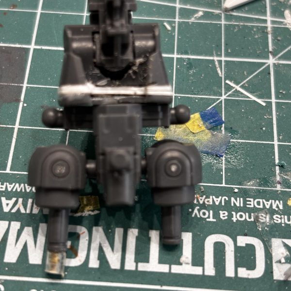 胴体延長工作完了‼️足太もも延長工作完了‼️家族が起きてきたので今日の作業完了‼️次は首と腕かな。腕は肩を上げ気味にセットしたいのと、胴、足分延長必要なので上腕と、下腕と手首の間で延長を検討中です。今朝、うっすら雪が積もりました。雪国にお住まいの方からすると「何を今更言ってるねん」だと思うのですが、子供達は大喜びです。2歳になる娘は初めての雪で、上の二人は顕微鏡で雪の結晶探しをして楽しんでいます😊&nbsp;（3枚目）