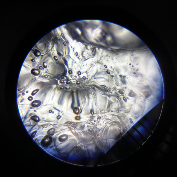 胴体延長工作完了‼️足太もも延長工作完了‼️家族が起きてきたので今日の作業完了‼️次は首と腕かな。腕は肩を上げ気味にセットしたいのと、胴、足分延長必要なので上腕と、下腕と手首の間で延長を検討中です。今朝、うっすら雪が積もりました。雪国にお住まいの方からすると「何を今更言ってるねん」だと思うのですが、子供達は大喜びです。2歳になる娘は初めての雪で、上の二人は顕微鏡で雪の結晶探しをして楽しんでいます😊&nbsp;（5枚目）