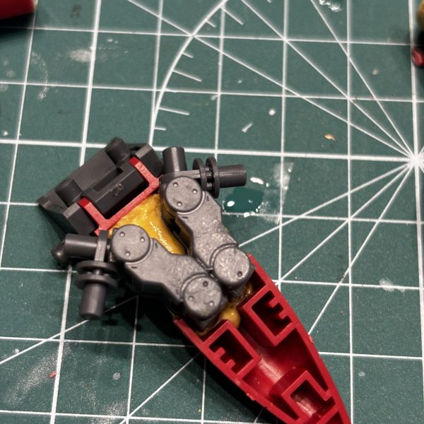 ジャスティスの代名詞といえばリフター。イモータルジャスティスがいまいち好きになれないのはMS形態で用途不明な広がった翼。デスティニーのようにスラスターになっているわけでもなく、飛行に活かせそうにもない。というわけでリフターっぽくせってぃんぐできるよう改造しました😊そのままでは肩に担ぐように稼働しないので、機首の中にブキヤのパーツを仕込んで、機首の可動を生かすことにしました。無駄にマントのように広がった翼は駐機状態にもなります。ジャスティスの翼の位置はここでしょう‼️なんかかっこよく仕上がりそうな予感です😊(5枚目)