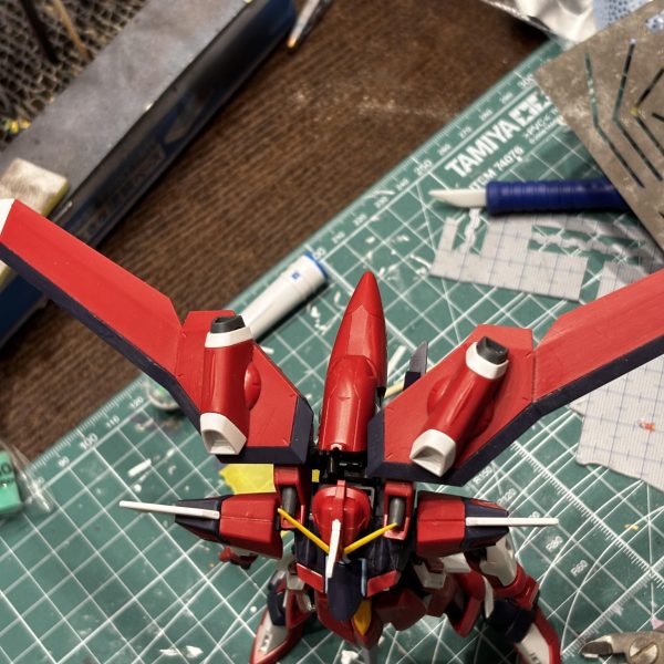 ジャスティスの代名詞といえばリフター。イモータルジャスティスがいまいち好きになれないのはMS形態で用途不明な広がった翼。デスティニーのようにスラスターになっているわけでもなく、飛行に活かせそうにもない。というわけでリフターっぽくせってぃんぐできるよう改造しました😊そのままでは肩に担ぐように稼働しないので、機首の中にブキヤのパーツを仕込んで、機首の可動を生かすことにしました。無駄にマントのように広がった翼は駐機状態にもなります。ジャスティスの翼の位置はここでしょう‼️なんかかっこよく仕上がりそうな予感です😊(2枚目)