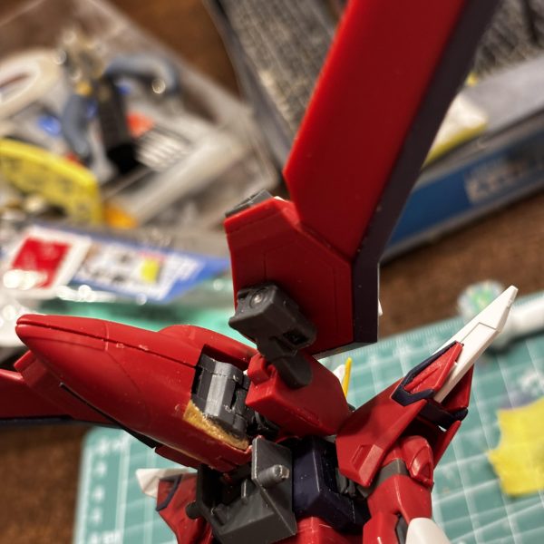 ジャスティスの代名詞といえばリフター。イモータルジャスティスがいまいち好きになれないのはMS形態で用途不明な広がった翼。デスティニーのようにスラスターになっているわけでもなく、飛行に活かせそうにもない。というわけでリフターっぽくせってぃんぐできるよう改造しました😊そのままでは肩に担ぐように稼働しないので、機首の中にブキヤのパーツを仕込んで、機首の可動を生かすことにしました。無駄にマントのように広がった翼は駐機状態にもなります。ジャスティスの翼の位置はここでしょう‼️なんかかっこよく仕上がりそうな予感です😊(3枚目)