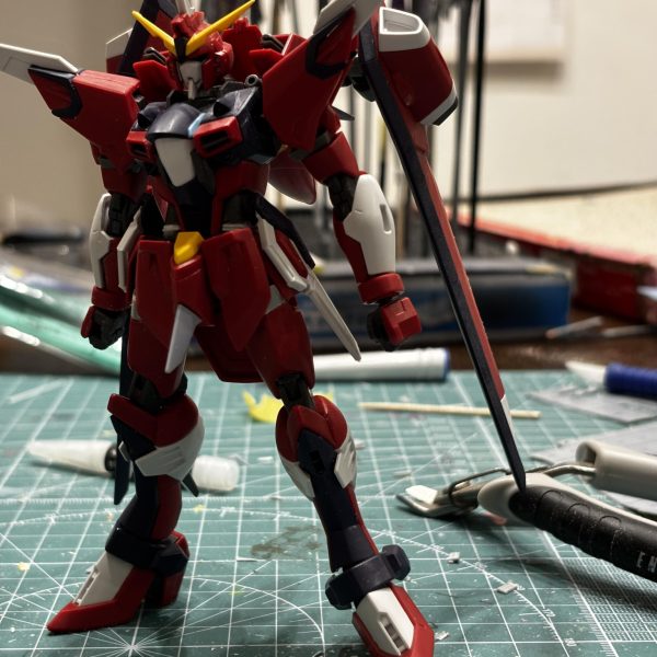 ジャスティスの代名詞といえばリフター。イモータルジャスティスがいまいち好きになれないのはMS形態で用途不明な広がった翼。デスティニーのようにスラスターになっているわけでもなく、飛行に活かせそうにもない。というわけでリフターっぽくせってぃんぐできるよう改造しました😊そのままでは肩に担ぐように稼働しないので、機首の中にブキヤのパーツを仕込んで、機首の可動を生かすことにしました。無駄にマントのように広がった翼は駐機状態にもなります。ジャスティスの翼の位置はここでしょう‼️なんかかっこよく仕上がりそうな予感です😊(4枚目)