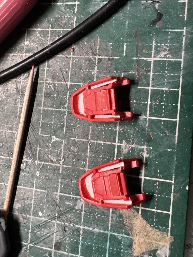 足裏は肉抜きがあるので、横からノコ入れて、0.3mmのプラ板挿して埋めました。