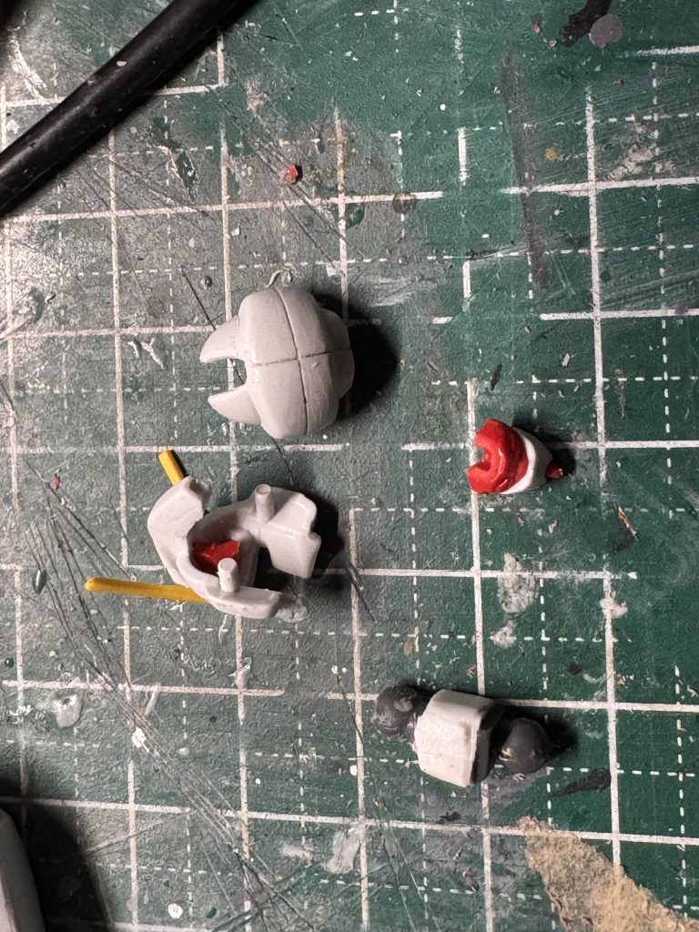 頭部の分割ライン変更、設定に合わせてトサカの合わせ目消し。首は1回切って延長して真鍮線通し、プラ板で囲ってディテールをちょっと掘りました。