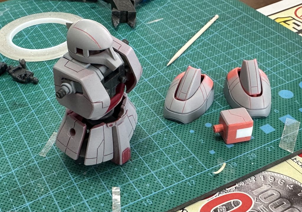 早く完成したくて最後に武器だけは持ってるザクⅠのモノを拝借しましたがそれ以外はミキシング無しで、慣れないパテやプラ板作業に苦戦し何度もやり直したので時間がかかりましたがその分コスパは最高でした(笑)